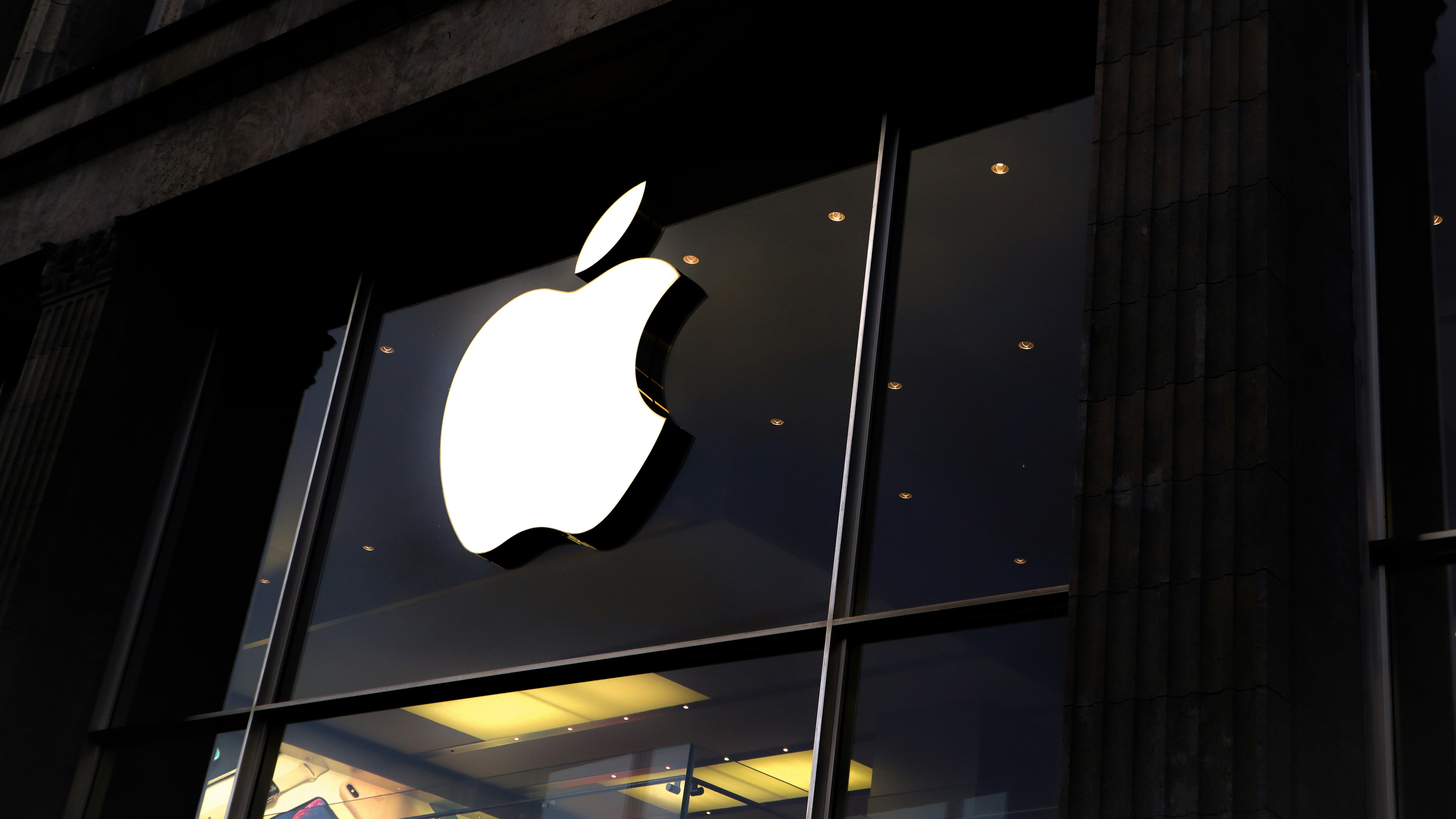 A picture of the Apple logo on a building