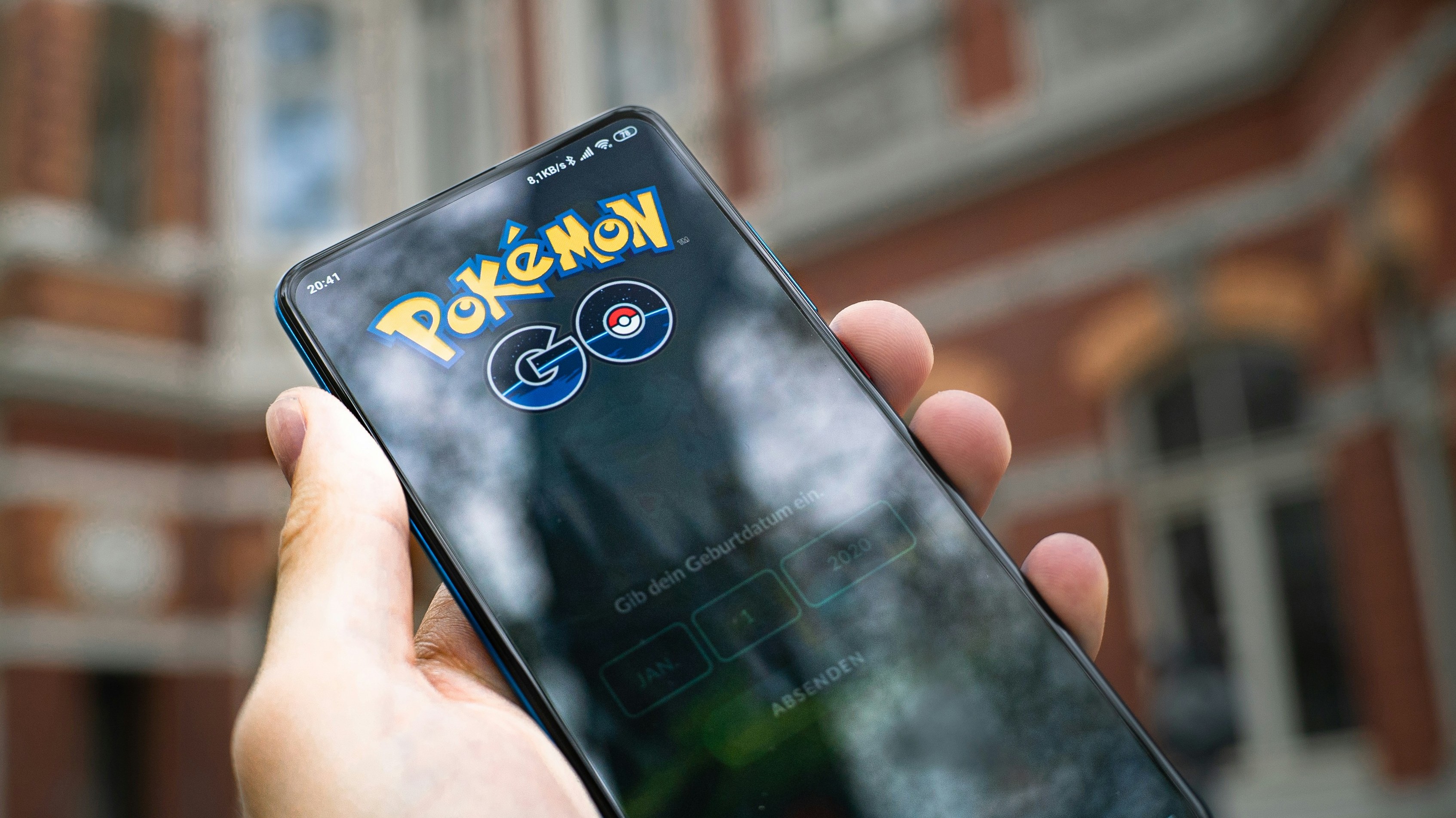 Picture of the Pokemon Go splashscreen on a smartphone