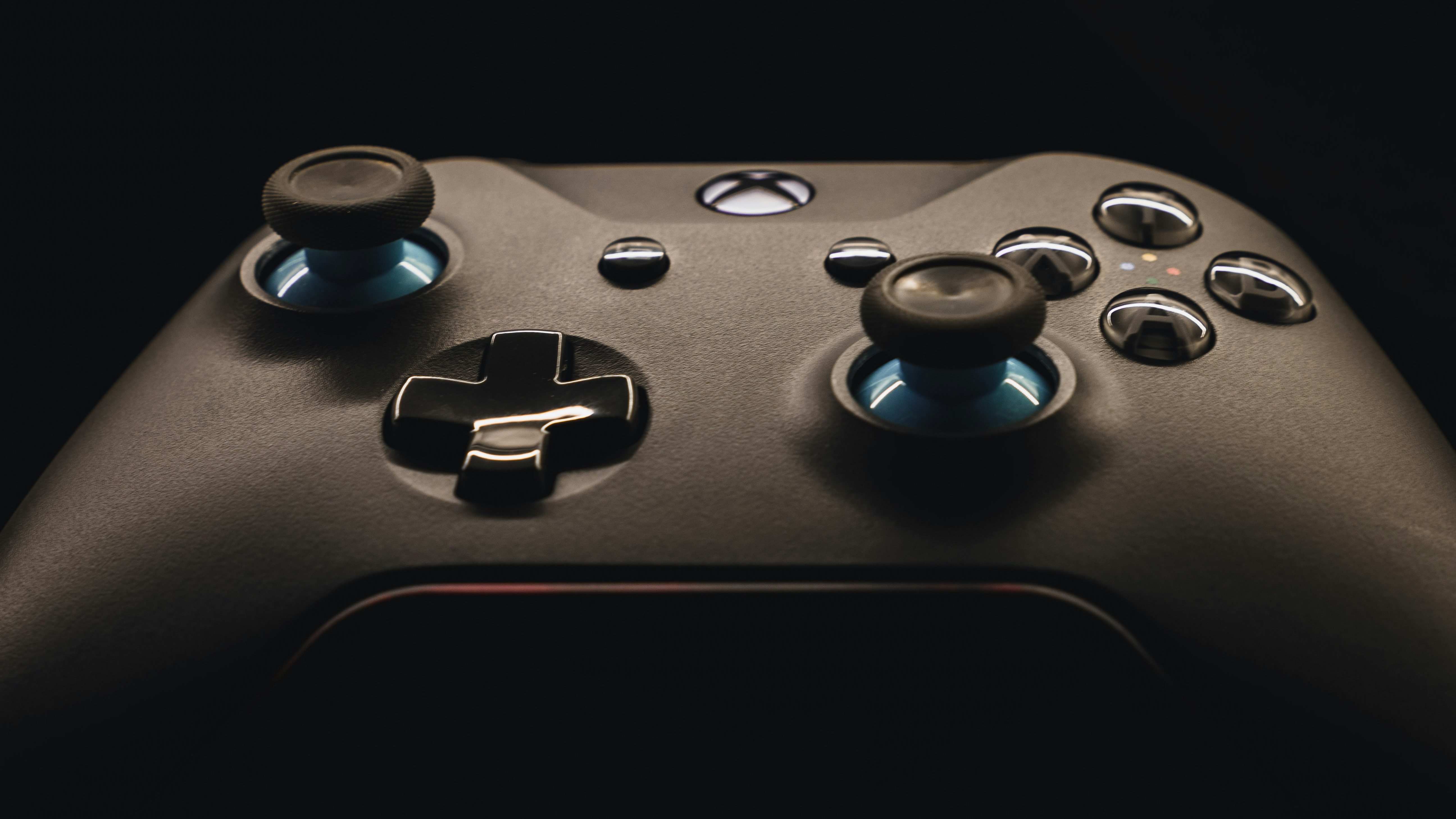 Picture of the front of an Xbox One controller